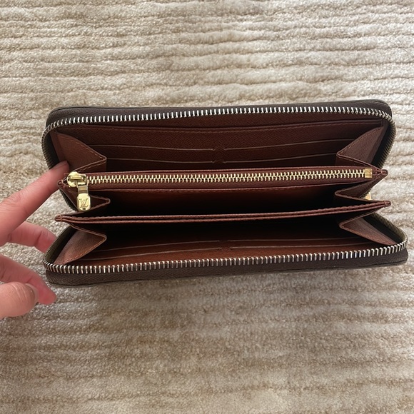 AUTHENTIC Louis Vuitton Monogram Zippy Wallet - Picture 5 of 6